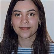 Profesora de lengua que imparte clses a niños y niñas de primaria